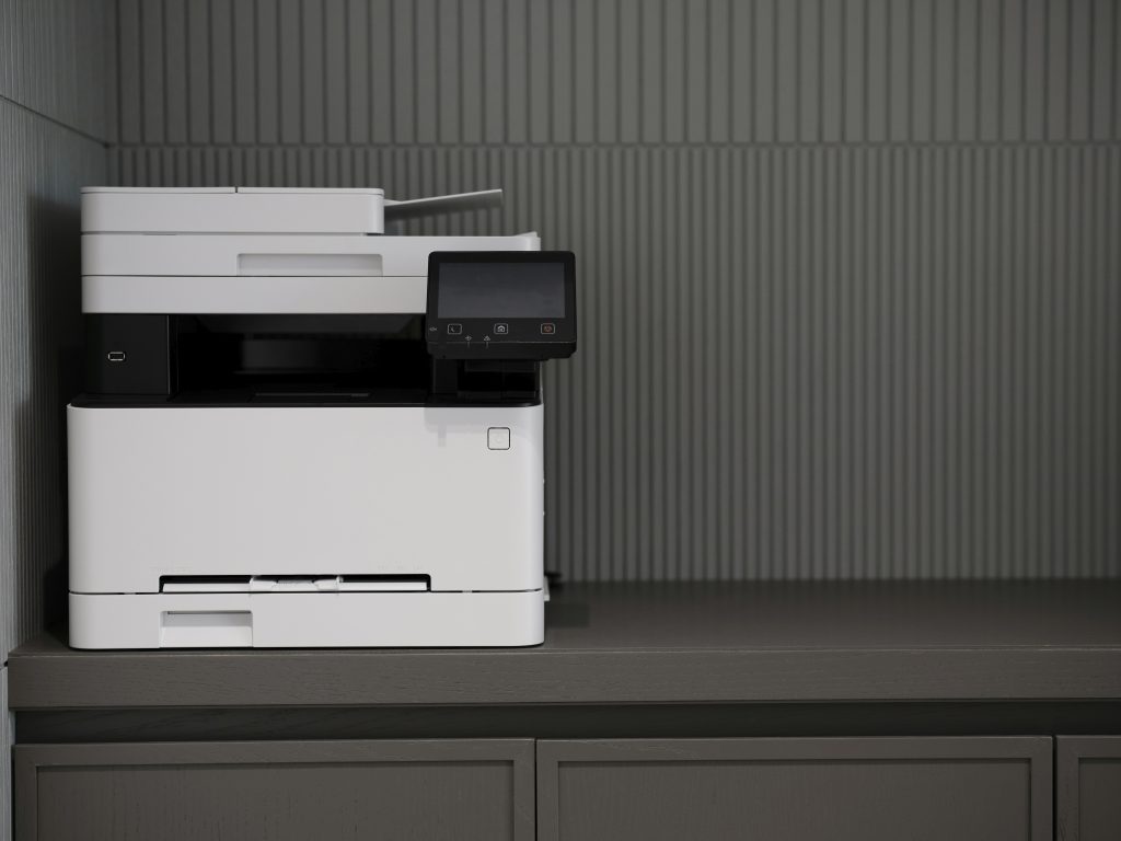 Drucker auf einem Tisch – professionelle Installation, Wartung und Reparatur von Druckern für einen reibungslosen Bürobetrieb.