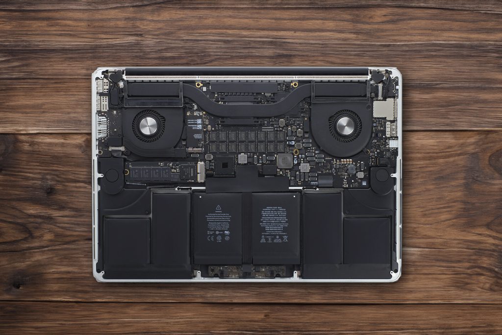 Geöffneter Laptop auf einem Tisch – professionelle Laptop-Reparatur und IT-Service für schnelle und zuverlässige Lösungen.