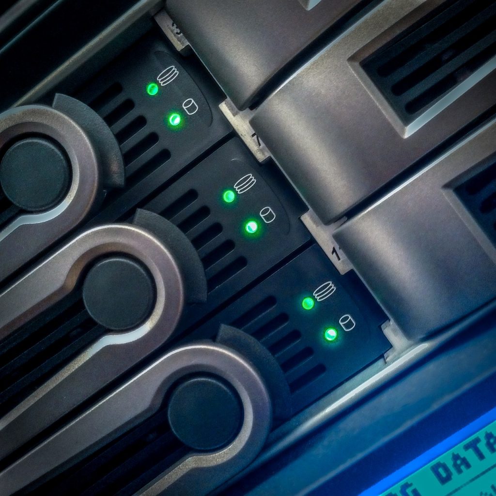 Rechenzentrum-Server mit RAID-Festplatteneinschüben – sichere Datenspeicherung und effiziente IT-Infrastruktur für Unternehmen.