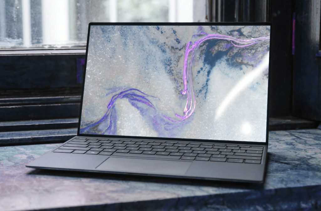 Ultraflacher Laptop mit hochauflösendem Display und modernem Design – ideal für Business, Büro und mobiles Arbeiten.