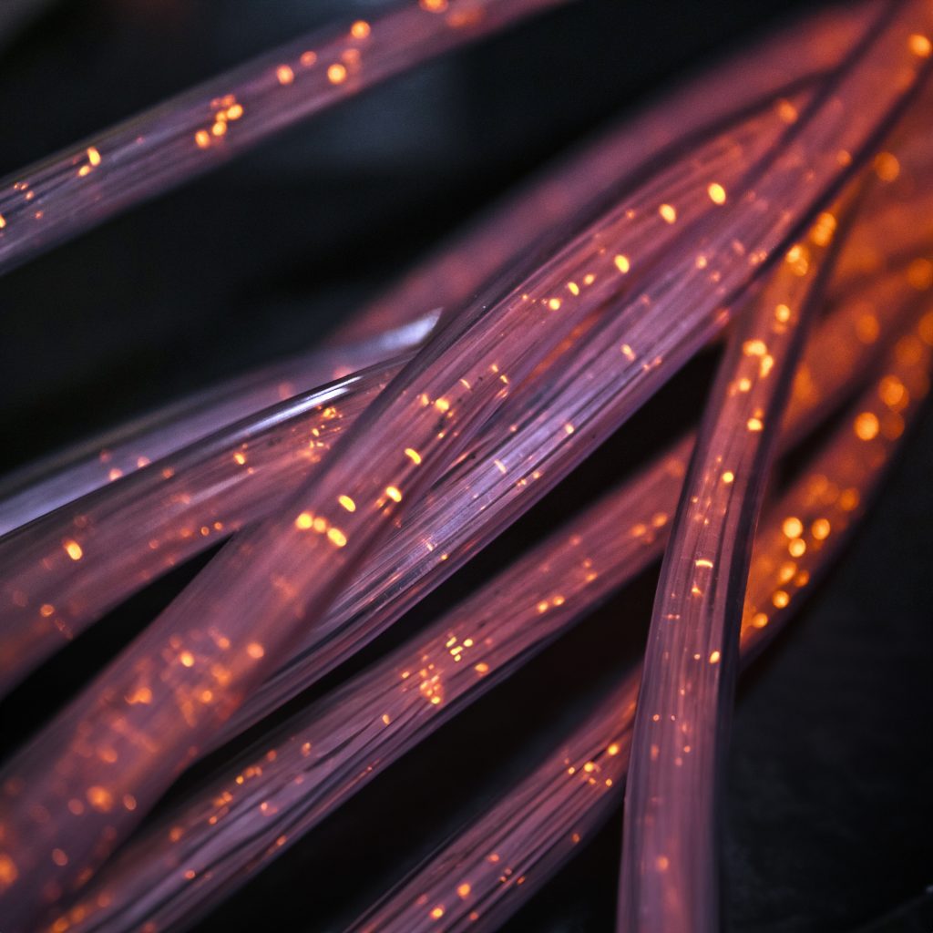 Nahaufnahme eines Netzwerkswitches mit aktiven Netzwerkports und Ethernet-Verkabelung – Hochgeschwindigkeits-Datenübertragung.