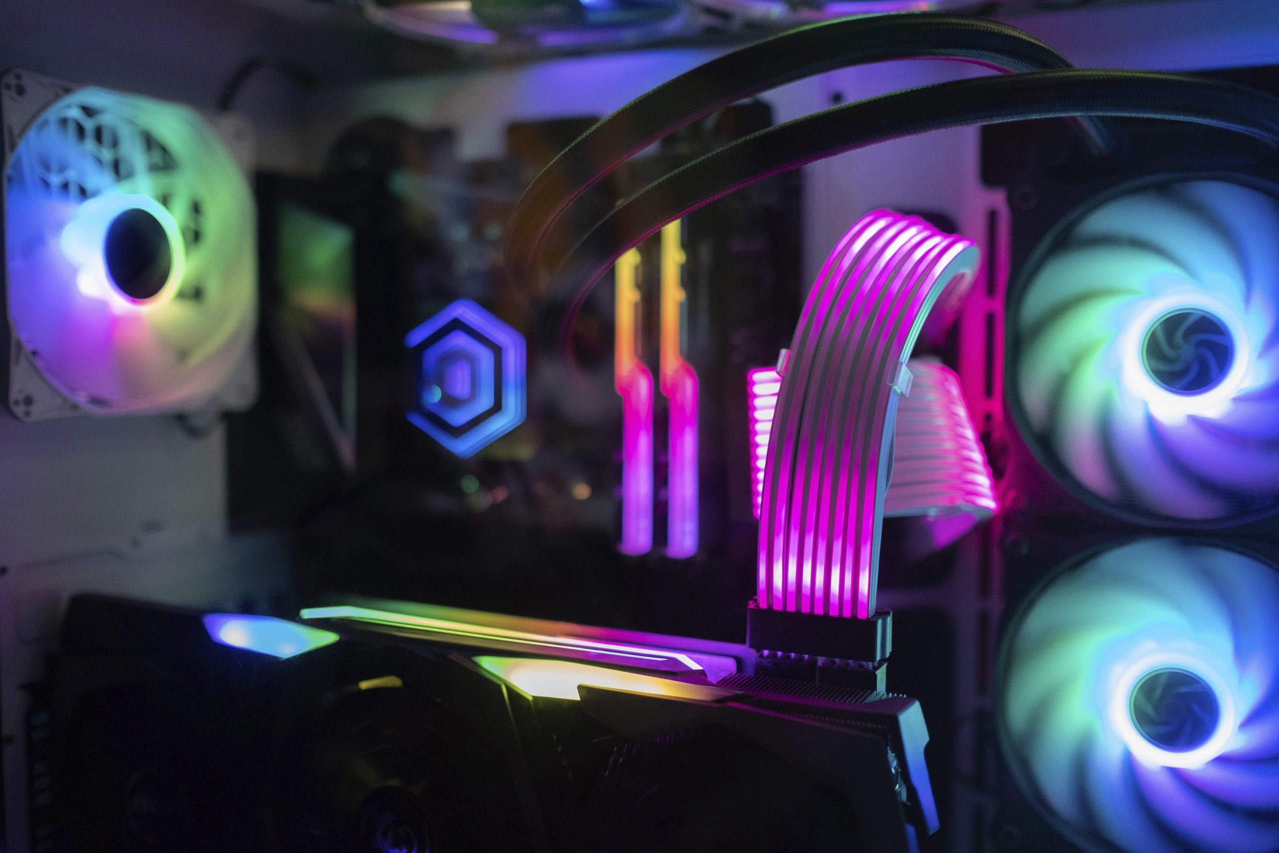 Hochwertige PC-Komponenten mit RGB-Beleuchtung – IT-Support für Zuhause