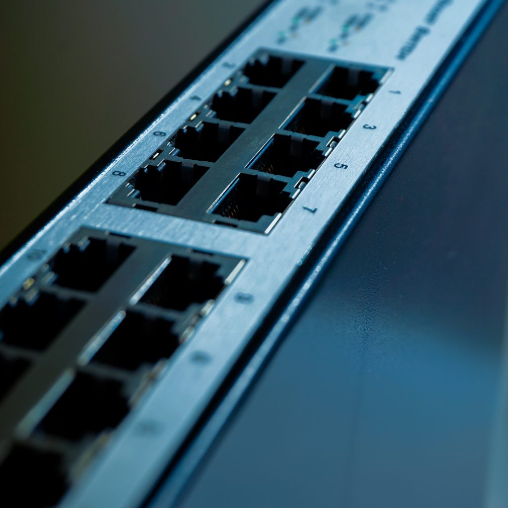 Moderner Serverschrank in einem Rechenzentrum – Sichere IT-Infrastruktur für Unternehmen.