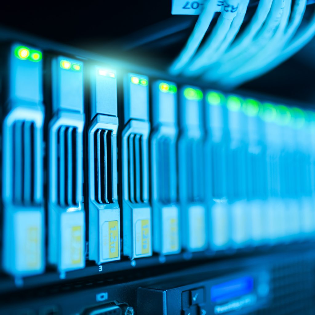 Serverraum mit moderner Netzwerk- und Speicherlösung – IT-Infrastruktur optimieren