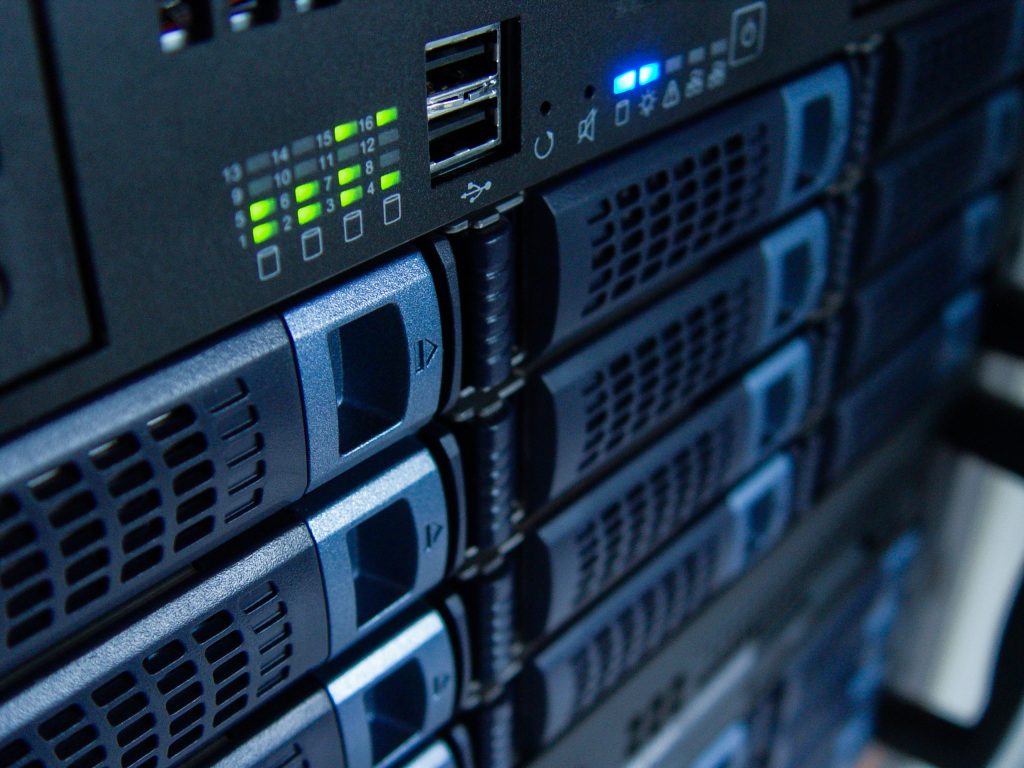 Serverrack im klimatisierten Serverraum – Maximale Performance und Datensicherheit.